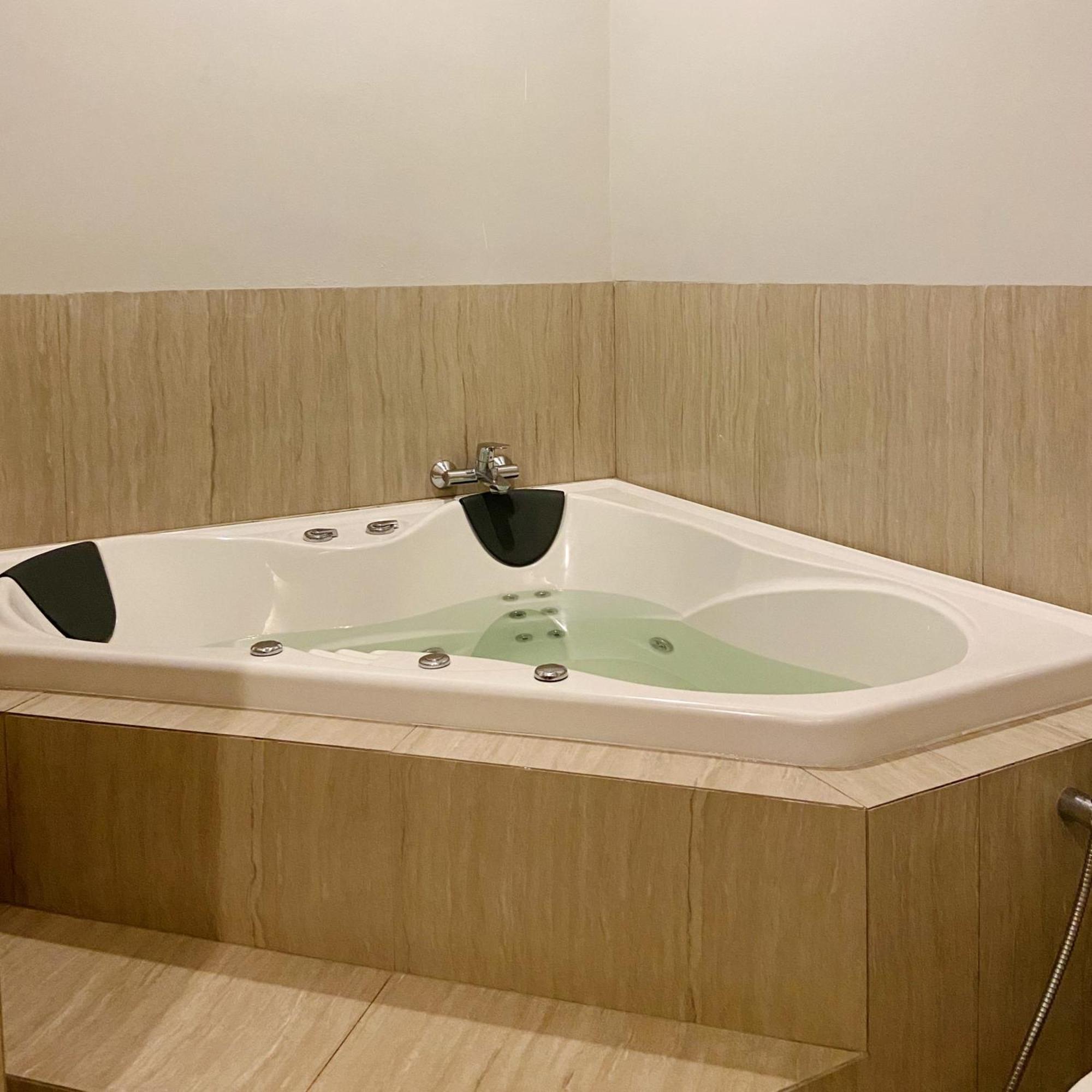 The Wowi Torto, 5 Bedroom Swimming Pool Villa Bandung